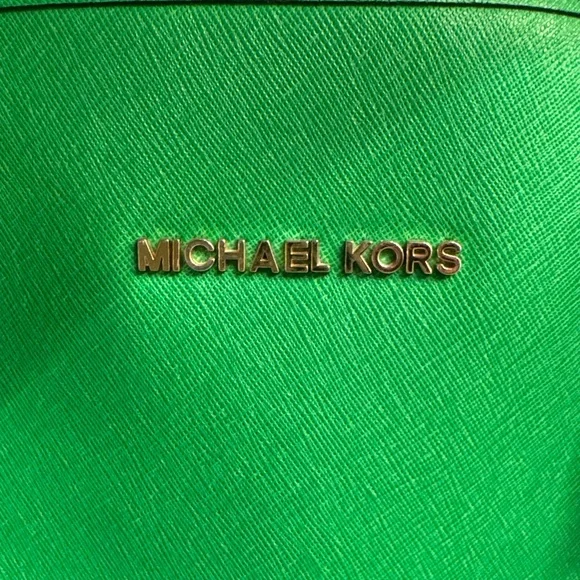 Michael Kors Bright Green Saffiano Tote with Gold Hardware - Picture 2 of 15